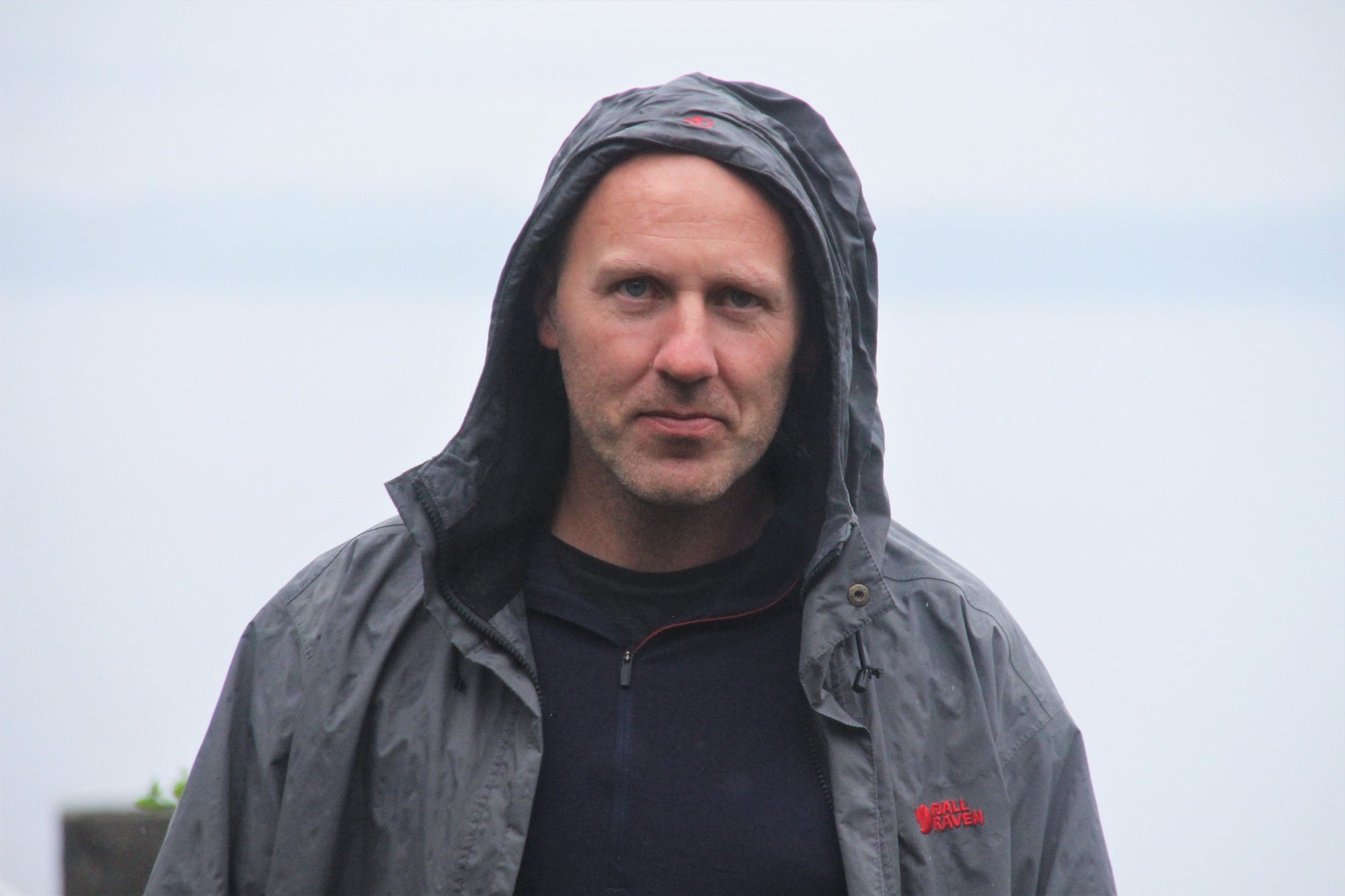 Morten Langvik godkjenner timer ført på prosjekt gjennom SmartDok app. Deretter klikker han på én knapp for å overføre timene til regnskapsprogrammet Power Office GO.