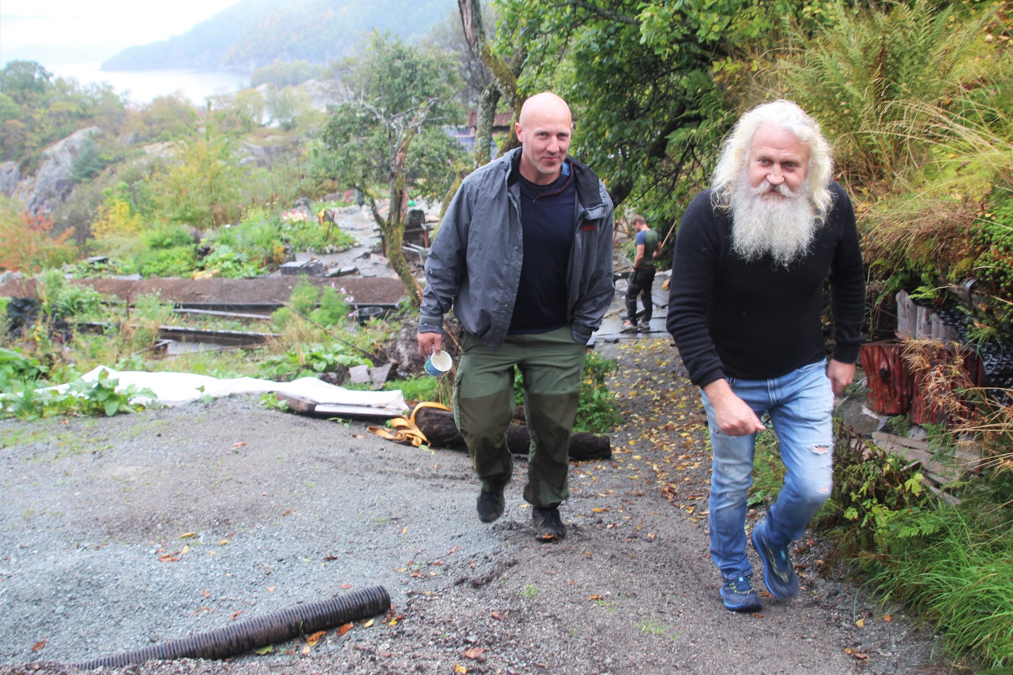 Morten Langvik godkjenner timer ført på prosjekt gjennom SmartDok app. Deretter klikker han på én knapp for å overføre timene til regnskapsprogrammet Power Office GO.