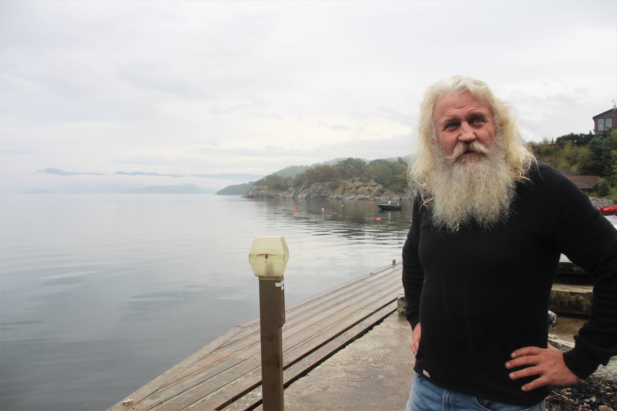 Morten Langvik godkjenner timer ført på prosjekt gjennom SmartDok app. Deretter klikker han på én knapp for å overføre timene til regnskapsprogrammet Power Office GO.